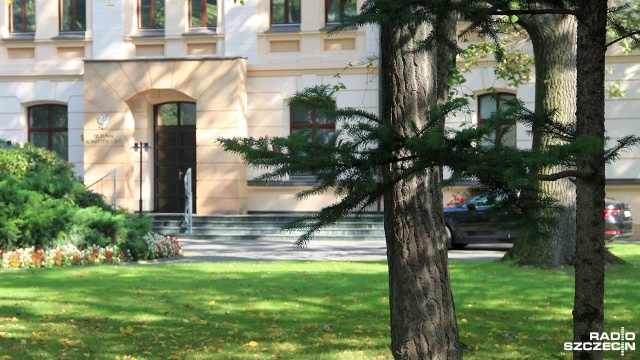 Prokurator generalny Zbigniew Ziobro kieruje do Trybunału Konstytucyjnego wniosek zbadanie zgodności z polską ustawą zasadniczą unijnego rozporządzenia o zakazie rejestracji aut spalinowych. W myśl przepisów, których przyjęciu stanowczo sprzeciwiała się Polska, zakaz ma obowiązywać od 2035 roku.