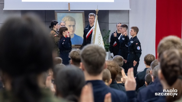 VII Liceum Ogólnokształcące w Szczecinie świętuje. Mija 10 lat odkąd powstała pierwsza klasa mundurowa w tej szkole.