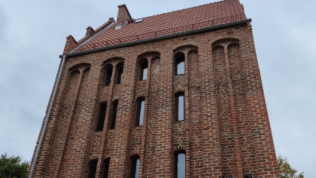 Powstała jeszcze w średniowieczu i do dziś jest najstarszym zachowanym budynkiem w Kołobrzegu. Mowa o baszcie lontowej, której remont właśnie dobiega końca.