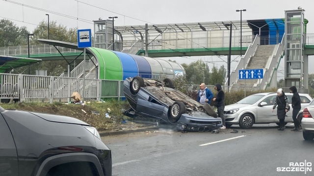 Dwa samochody osobowe zderzyły się na ulicy Eskadrowej w Szczecinie. W wyniku kolizji jeden pojazd przewrócił się na dach.