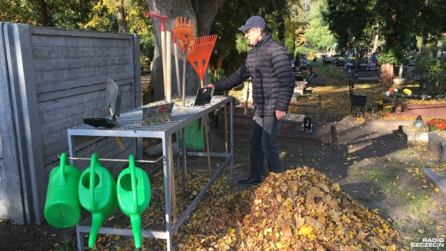 Konewki, grabki i zmiotki pojawiły się na świnoujskim cmentarzu komunalnym. Przy pompach z wodą można także pożyczyć potrzebne do prac porządkowych narzędzie. Chętnych nie brakuje, zwłaszcza, że pogoda sprzyja pracom.