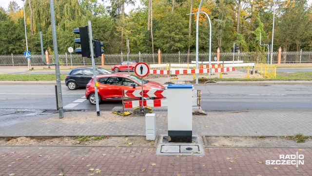 Do końca października ma być gotowa nowa sygnalizacja świetlna powstająca w ciągu drogi krajowej numer 13. Chodzi o ulicę Mieszka I w Szczecinie na wysokości Cmentarza Centralnego.