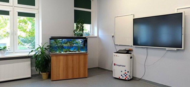 Akwarium z kilkoma gatunkami ryb, laboratorium chemiczne czy mikroskopy. Tak wygląda nowa sala do nauki biologii, chemii i fizyki w stargardzkiej Szkole Podstawowej nr 1.