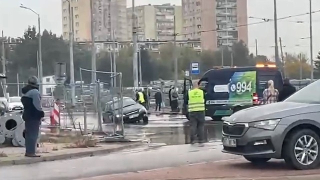 Awaria wodociągowa w Szczecinie. Rura pękła na ulicy Smolańskiej między sklepem Netto, a pętlą tramwajową.