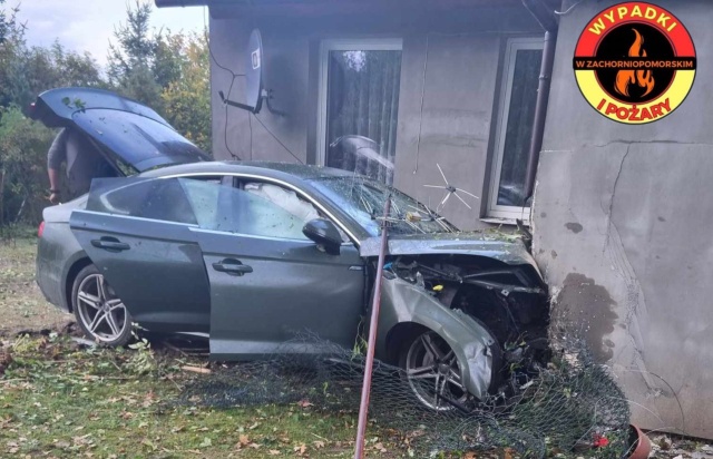 Samochód osobowy wjechał w dom w miejscowości Jasiel, w powiecie gryfickim na drodze powiatowej między Golczewem a Uniborzem. Do zdarzenia doszło po godzinie 9.