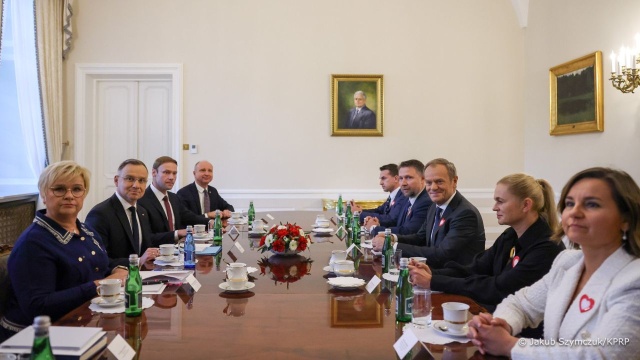 Drugi dzień prezydenckich konsultacji w sprawie utworzenia nowego rządu. Prezydent Andrzej Duda dziś na spotkania zaprosił polityków Trzeciej Drogi, Lewicy i Konfederacji.