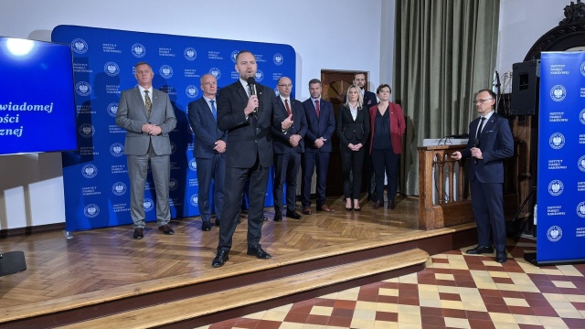 Ręce precz od IPN-u - tak prezes Instytutu Pamięci Narodowej Karol Nawrocki odpowiada na pomysł likwidacji Instytutu. Kilka dni temu lider Lewicy, Włodzimierz Czarzasty powiedział, że IPN powinien zostać zlikwidowany.