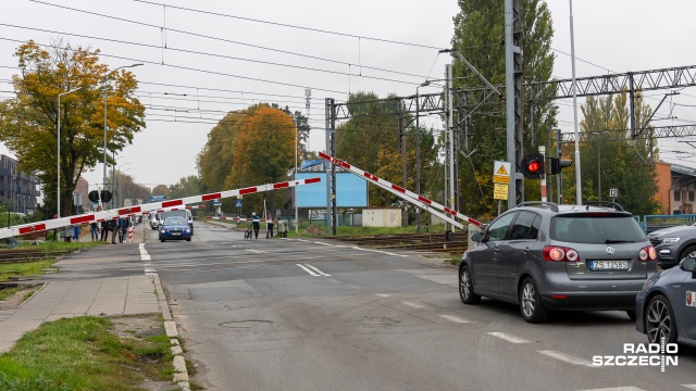 99 procent zdarzeń, do których dochodzi na przejazdach kolejowych, jest z winy kierowców. Ambasadorzy Bezpieczeństwa apelują o rozwagę na przejazdach kolejowo-drogowych, w związku ze zbliżającym się dniem Wszystkich Świętych.
