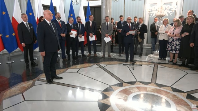 W Sejmie odbyła się uroczystość wręczenia posłom zaświadczeń o wyborze. Dokumenty wręczył przewodniczący Państwowej Komisji Wyborczej Sylwester Marciniak.