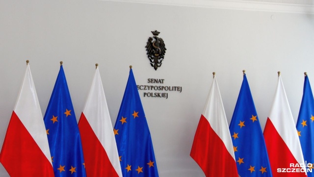 W południe, zgodnie z Kodeksem Wyborczym, przedstawiciele Państwowej Komisji Wyborczej wręczą senatorom zaświadczenia o wyborze. W czwartek swoje zaświadczenia odebrali posłowie.