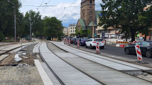 Już nie tylko w nocy, ale także w ciągu dnia układany będzie asfalt na placu Zwycięstwa w Szczecinie.