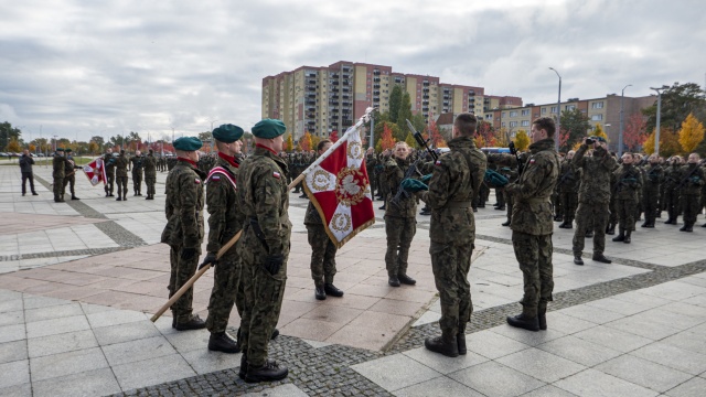 Przed uroczystością podkreślali: Otwieramy w swoim życiu kolejny rozdział - ochotnicy z dobrowolnej zasadniczej służby wojskowej złożyli przysięgę.