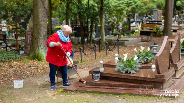 Tłumy mieszkańców na Cmentarzu Centralnym - ruszyły przygotowania do Wszystkich Świętych.