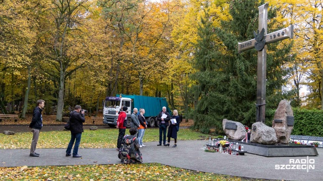 Grabki, szczotki i zmiotki poszły w ruch - więźniowie z Aresztu Śledczego przy ulicy Kaszubskiej rozpoczęli sprzątanie grobów na Cmentarzu Centralnym w Szczecinie.