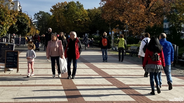 Świnoujska promenada tętni życiem tuż przed Dniem Wszystkich Świętych.