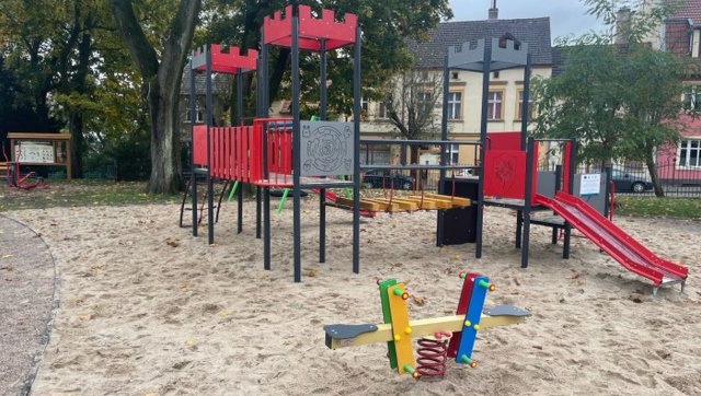 Są huśtawki, zamek-zjeżdżalnia i piaskownica - przy Pałacu w Trzebiatowie powstało miejsce dla najmłodszych.