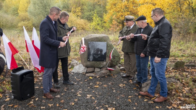 Tragiczna śmierć Polaka zamordowanego przez Gestapo w odwecie za miłość do Niemki - te wydarzenia, które rozegrały się 80 lat temu we wsi Piaseczno oraz wszystkie bezimienne ofiary wojny pochowane na Pomorzu Zachodnim upamiętnia odsłonięta w piątek we wsi okolicznościowa tablica.
