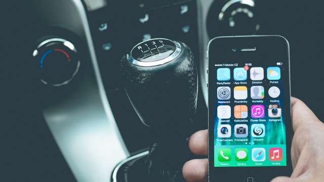 Belgijska policja rozpoczęła akcję przeciwko kierowcom używającym telefonów komórkowych podczas jazdy.