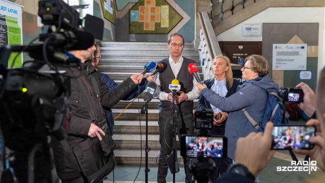 Montowanie kamer było błędem, ale dewastowanie czy palenie w szkolnych toaletach jest problemem - mówili Urszula Pańka i Łukasz Tyszler, radni Koalicji Obywatelskiej na konferencji prasowej zorganizowanej w szczecińskim Liceum Ogólnokształcącym numer 2.