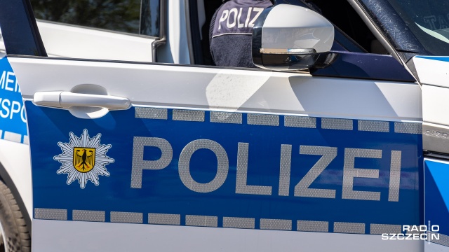 Niemieccy funkcjonariusze przeprowadzili obławę na siatkę przemytników ludzi. Przeszukano kilka mieszkań w Berlinie i Brandenburgii. Zatrzymano trzy osoby.