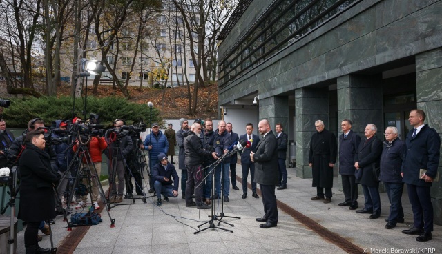 Współpraca organów państwa w zakresie bezpieczeństwa po wyborach oraz reforma systemu kierowania siłami zbrojnymi - to główne tematy rozmów szefa BBN-u Jacka Siewiery z jego poprzednikami na tym stanowisku.