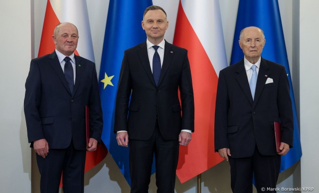 Prezydent Andrzej Duda wręczył powołania na marszałków seniorów Sejmu - Markowi Sawickiemu i Senatu - Michałowi Seweryńskiemu.