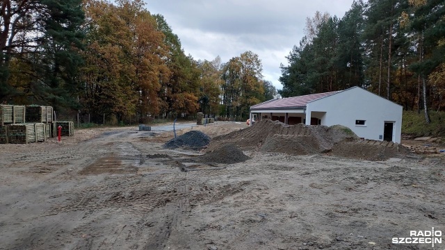 Nowy pomost, budynek socjalny z miejscem na gastronomię i pole namiotowe - tak po rewitalizacji ma wyglądać plaża przy Jeziorze Przybiernowskim. Inwestycja zmierza ku końcowi.
