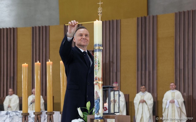 Podczas mszy świętej w intencji ojczyzny w Świątyni Opatrzności Bożej, metropolita warszawski dziękował za dar Konstytucji 3 Maja, odzyskanie niepodległości w latach 1918, 1945 i 1989, oraz za wielkich Polaków XIX, XX i XXI wieku.