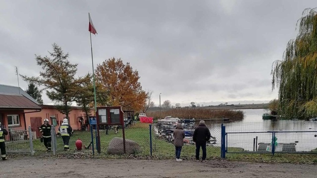 Zwłoki mężczyzny wyłowiono o poranku z Zalewu Kamieńskiego w Kamieniu Pomorskim.