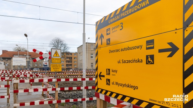 Remont na stacji w Stargardzie wchodzi w drugą fazę. Po odbiorach, cały ruch kolejowy przeniósł się na nowo wybudowane tory i peron numer 3, co pozwoli rozpocząć prace na drugich połówkach wiaduktów.
