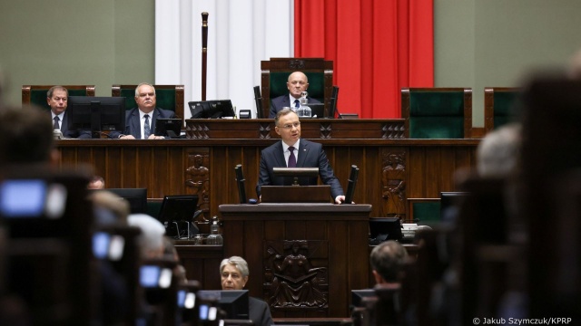 Prezydent Andrzej Duda zaapelował do posłów i posłanek o podanie sobie rąk na znak symbolicznego zakończenia kampanii wyborczej i początku pracy w nowej kadencji Sejmu.