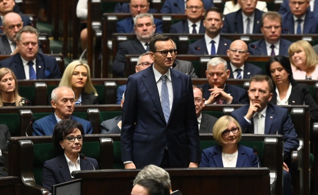 Podczas pierwszego posiedzenia Sejmu X kadencji, premier Mateusz Morawiecki podziękował prezydentowi Andrzejowi Dudzie za powierzenie mu misji sformowania nowego rządu.