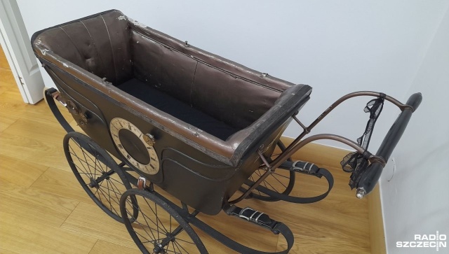 Nietypowy, nowy eksponat znalazł się w Świnoujskim Muzeum Rybołówstwa Morskiego. To dziecięcy wózek z XIX wieku. Zaskoczyć może nie tylko jego wygląd, ale i część wyposażenia...