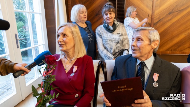 Miłość, szacunek, przyjaźń oraz akceptacja bardziej wad niż zalet partnera - to recepta na długoletni związek. Tak twierdzą pary, które mogą pochwalić się co najmniej 50-letnim stażem.