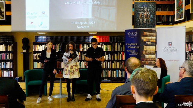 Uczniowie szczecińskich szkół wspólnie czytali kroniki Polski i Pomorza. To akcja Książnicy i Archiwum Państwowego w Szczecinie pod nazwą Wyprawa do źródła.