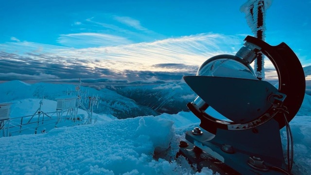 Instytut Meteorologii i Gospodarki Wodnej ostrzega przed oblodzeniem nawierzchni dróg i chodników na północnym zachodzie Polski. Ostrzeżenia będą obowiązywały od północy do jutra do rana.