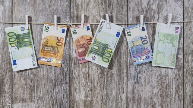Polacy są przeciwni wprowadzeniu waluty euro - wynika z sondażu IBRiS dla Radia ZET. Takiego zdania jest 62,9 procent ankietowanych. Za wprowadzaniem w naszym kraju wspólnej unijnej waluty opowiedziało się 21,2 procent respondentów.