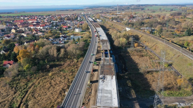 Rozpoczął się montaż stalowego łuku nowego mostu w Wolinie.