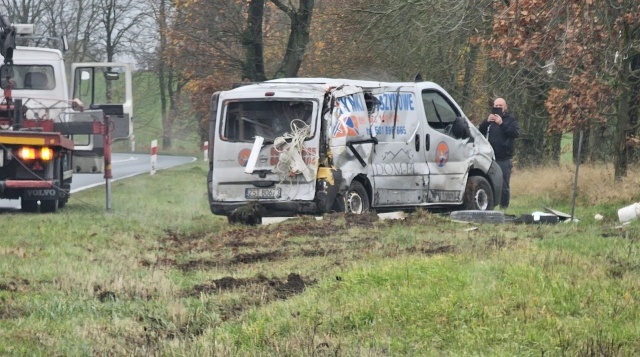 Samochód dachował na drodze wojewódzkiej nr 156.