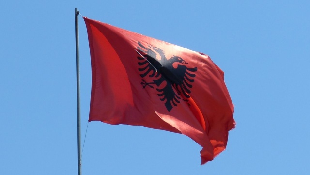Barykada z foteli, świece dymne, bójka z ochroniarzami, a wreszcie niewielki pożar na sali plenarnej - to dzisiejsze sceny z obrad albańskiego parlamentu. Opozycja próbowała opóźnić głosowanie nad budżetem państwa.