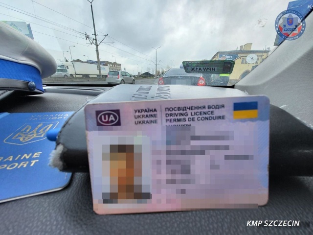 Bez uprawnień, ale za to z podrobionym prawem jazdy - 21-latka z Ukrainy zatrzymali w Szczecinie policjanci z drogówki.