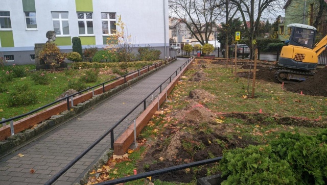 Przy Szkole Podstawowej nr 1 w Stargardzie powstaje ogród sensoryczny. Obecnie trwają prace ziemne.