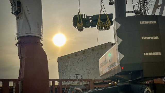 11 wyrzutni Himars oraz czołgi Abrams rozładowywane są w Świnoujściu.