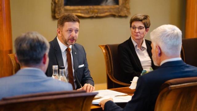 Czechy przedłużyły wyrywkowe kontrole na granicy ze Słowacją. Wprowadzono je na początku października w celu ograniczenia nielegalnej migracji. Rząd w Pradze zdecydował, że kontrole potrwają co najmniej do 3 stycznia.