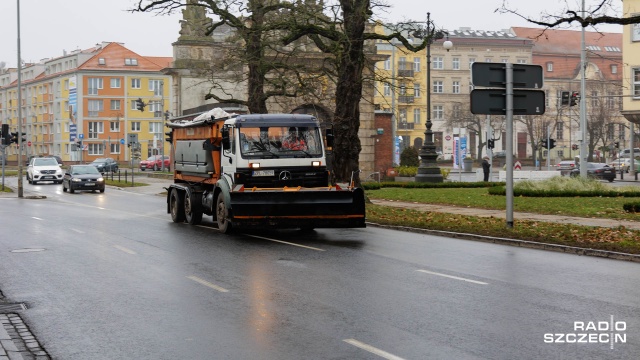 Mimo, że w regionie plusowe temperatury - na trasach pracuje sprzęt zimowy.