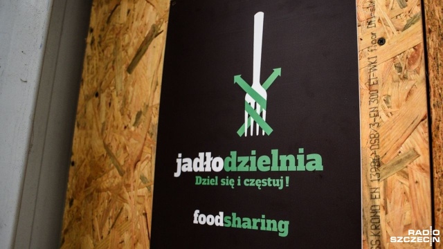Kolejna Jadłodzielnia rozpoczyna pracę w Szczecinie. Tym razem powstała na Pomorzanach. Szafka na jedzenie dla potrzebujących znajduje się u zbiegu ulic 9 Maja i Ruskiej.