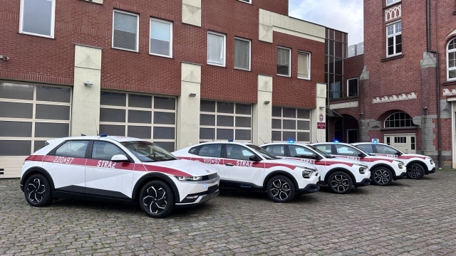 Pięć samochodów elektrycznych trafiło do Komendy Wojewódzkiej Państwowej Straży Pożarnej w Szczecinie. Łączy koszt zakupu do ponad 1 milion złotych.