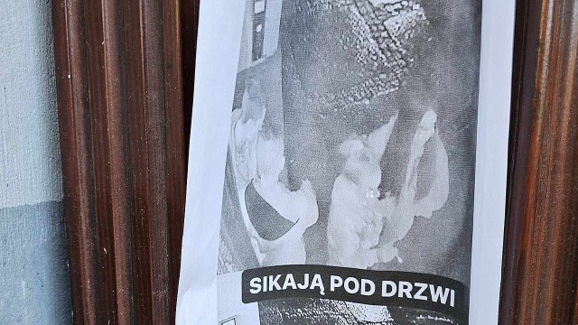 Założyli monitoring i wywieszają na drzwiach wejściowych zdjęcia osób, które załatwiają potrzeby fizjologiczne w ich klatce schodowej. To wyraz desperacji - tłumaczą mieszkańcy kamienicy położonej nieopodal dworca PKP, przy ulicy Owocowej w Szczecinie.