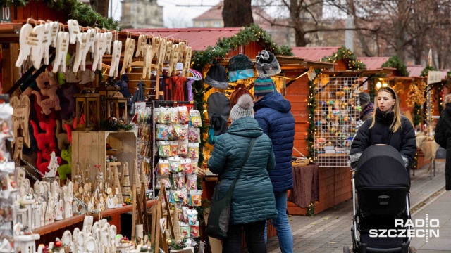Będzie jeszcze większy niż w poprzednich latach, nadal jednak będzie można kupić świąteczne ozdoby i spróbować lokalnych smakołyków. W Szczecinie startuje Jarmark Bożonarodzeniowy.