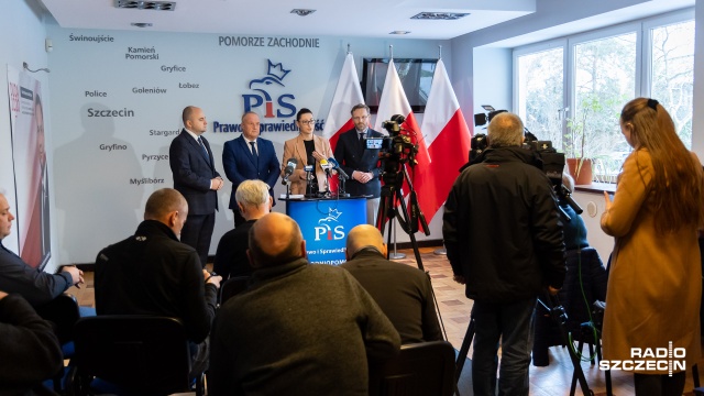 Platforma Obywatelska i Polska 2050 w ustawie, która ma obniżyć ceny prądu, chce przemycić zapisy umożliwiające wywłaszczanie właścicieli nieruchomości i budowę elektrowni wiatrowych 300 metrów od zabudowań - mówili politycy PiS na zwołanej w Szczecinie konferencji prasowej.